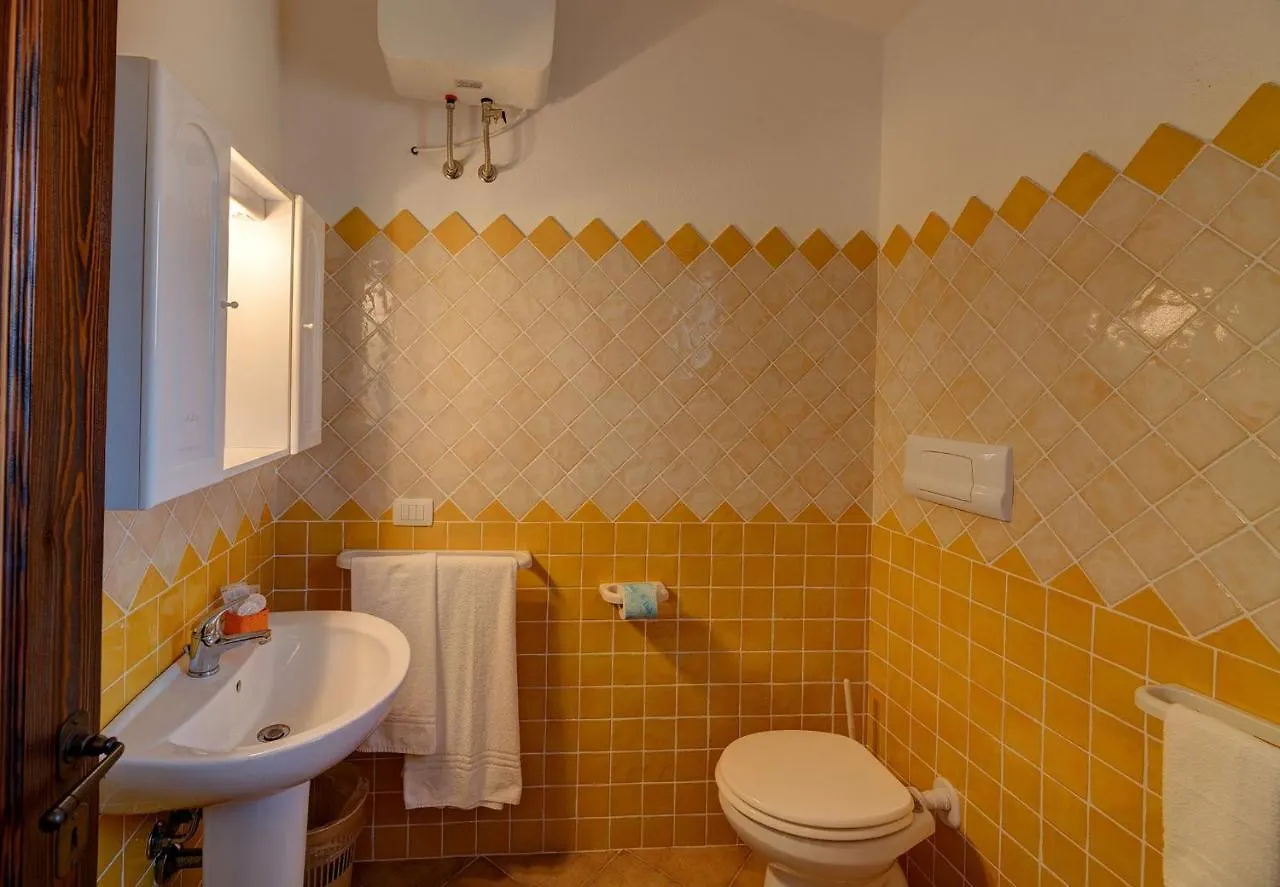 アパート The Fantastic Residenza Badus Studio Sleeps 2 Num0829 バデージ イタリア